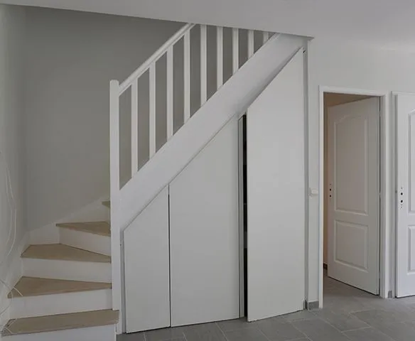 Escalier blanc et aménagement sous l’escalier après travaux