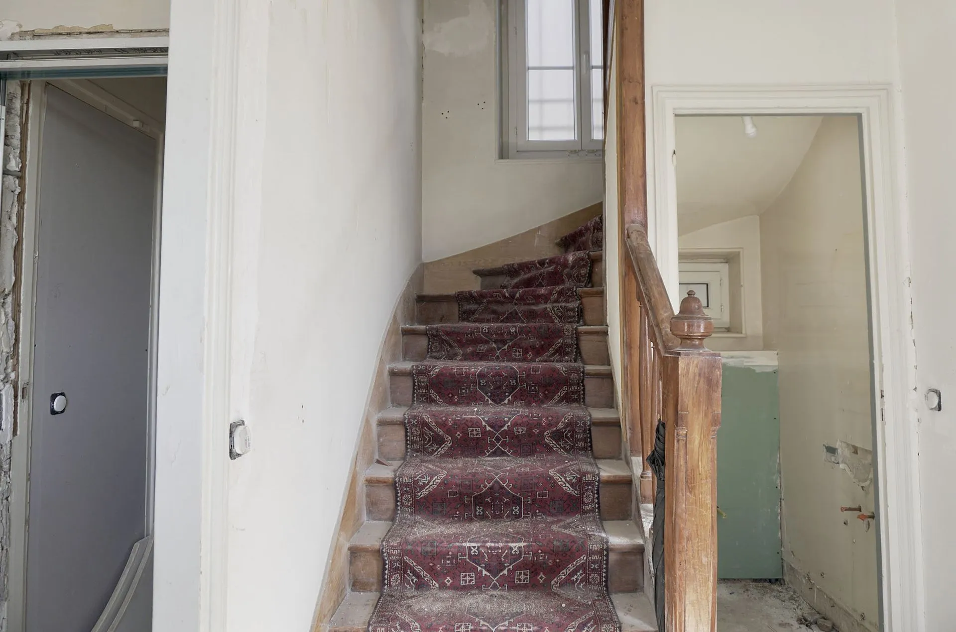 Escalier avec tapis rouge avant travaux